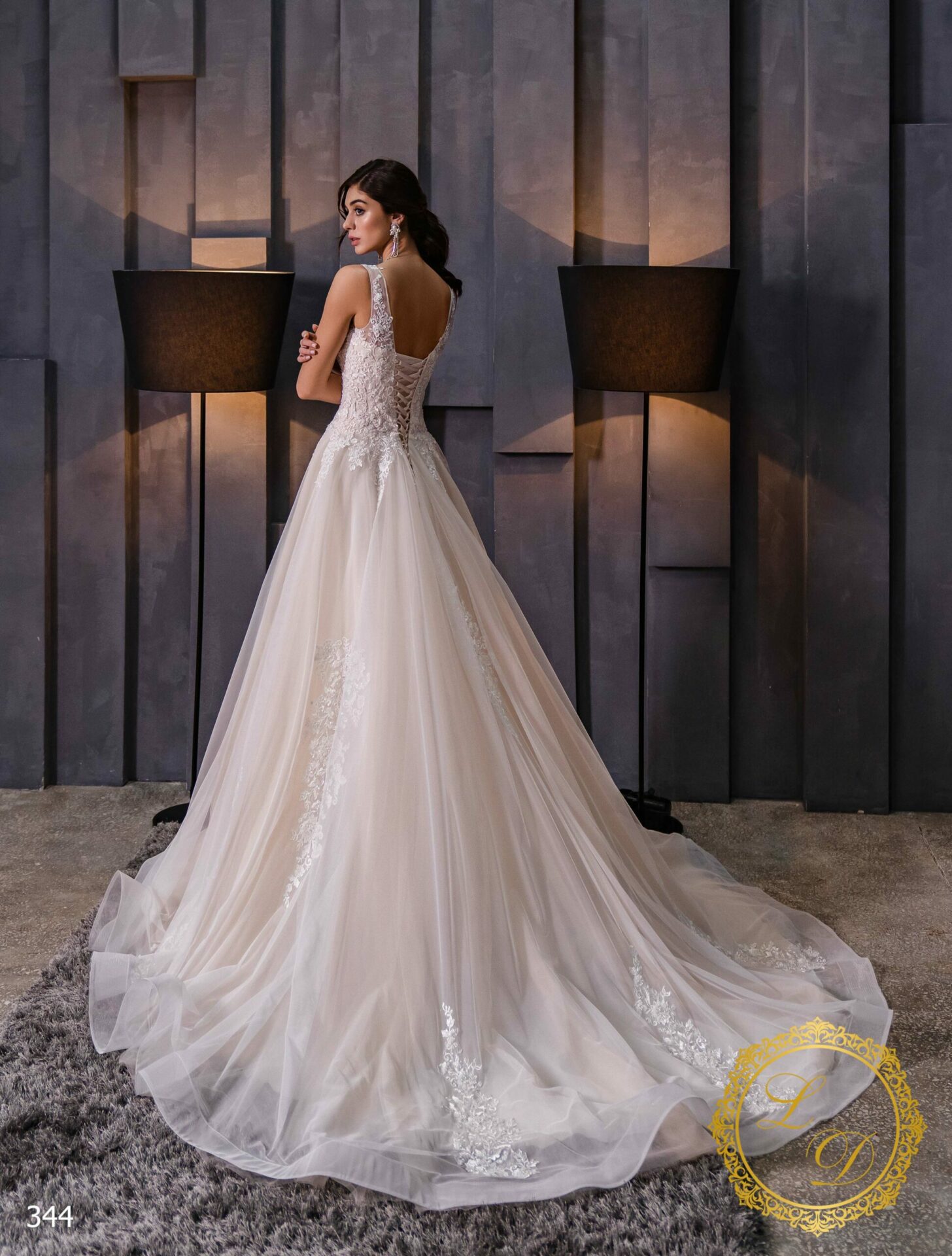 Robe de mariée dentelle longue traîne image 1 | Soirée Blanche robe de mariée dentelle longue traine