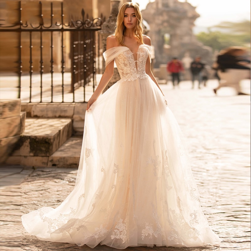 Voici nos propositions pour inspirer des 4 robes de mariées de Paris Hilton : Robe De Mariée Dentelle Bohème Blanche 