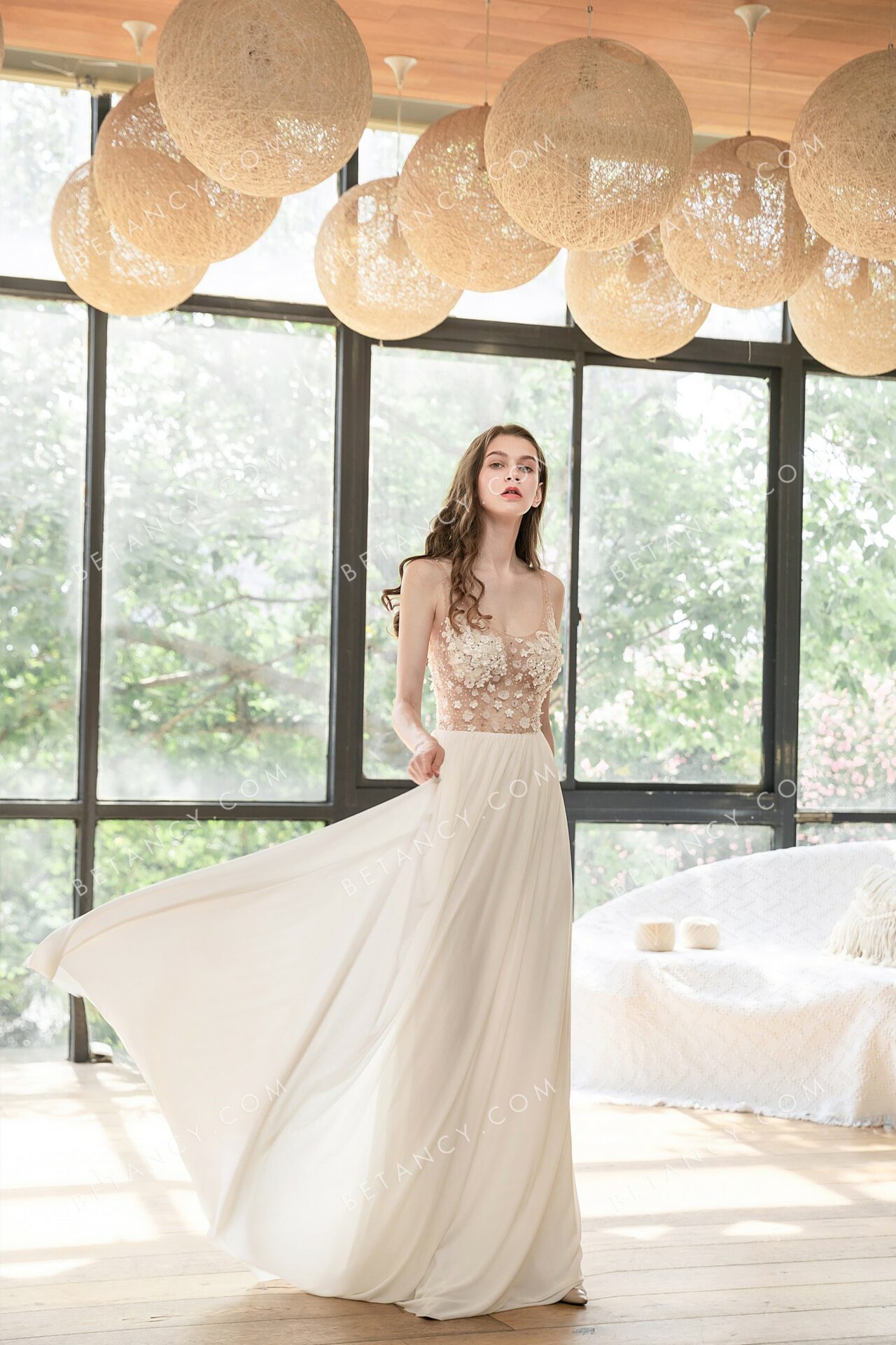 Robe de mariée fluide et dentelle image 1 | Soirée Blanche robe de mariée fluide et dentelle