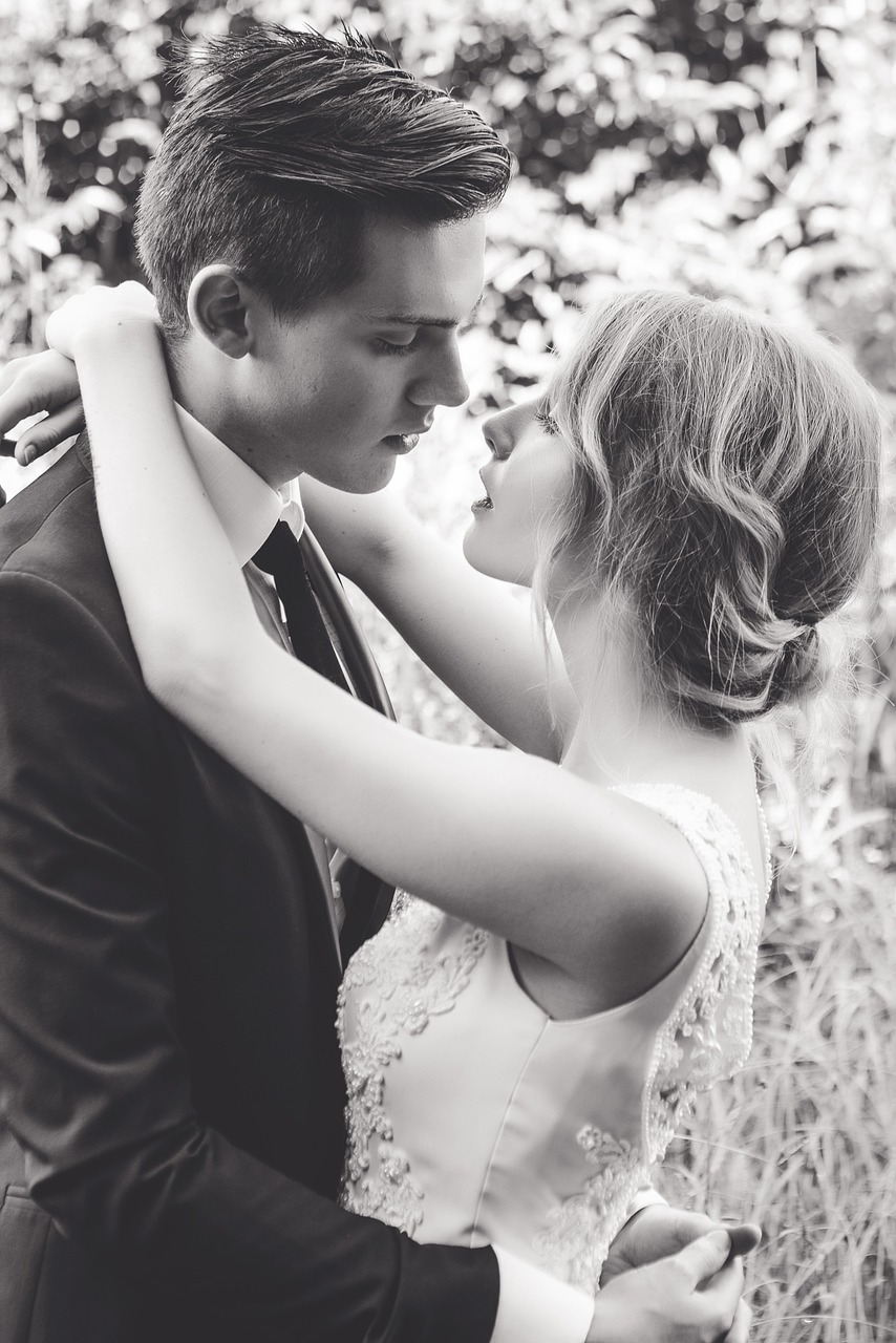 Quelle boucles d'oreilles avec robe de mariée dentelle image 1 | Soirée Blanche quelle boucles d'oreilles avec robe de mariée dentelle