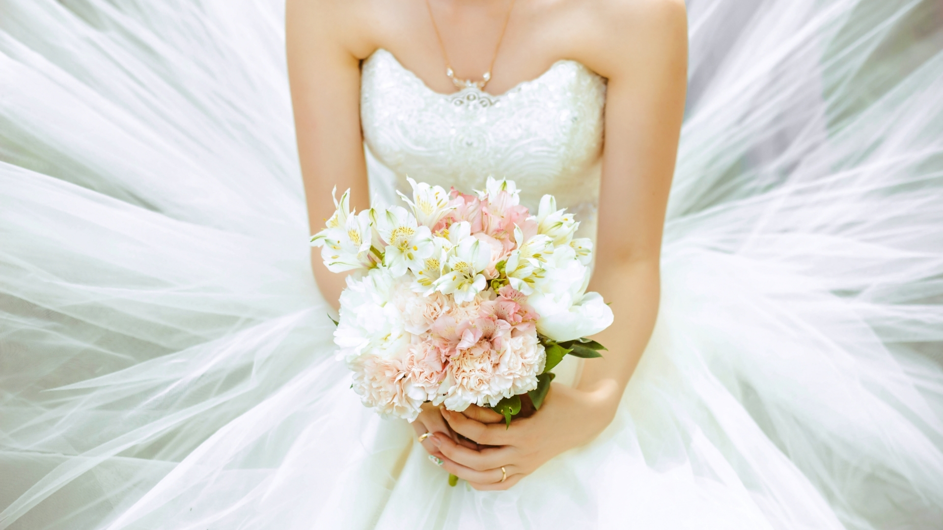 Quelle Robe De Mariée Quand On Est Petite ? TOP 5 De Nos Robes