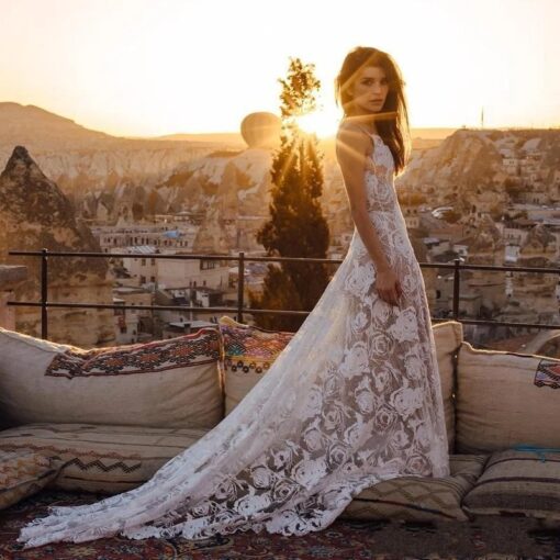 Robe De Mariée Droite Et Fluide A Dentelle Florale