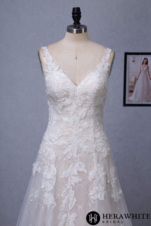 Robe de mariée romantique à encolure en V avec appliques florales | Soirée Blanche