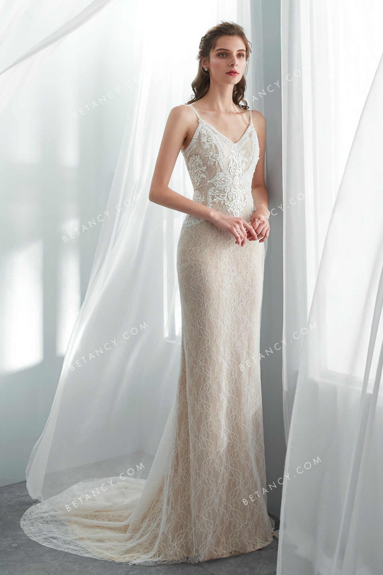 Robes longues en dentelle élégantes à col en V sirène pour mariage