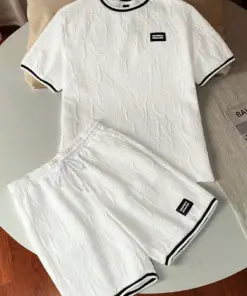 Ensemble Blanc deux pièces comprenant un T-shirt à manches courtes décontracté à bordure de couleur contrastée tricotée et un short pour le printemps et l’été